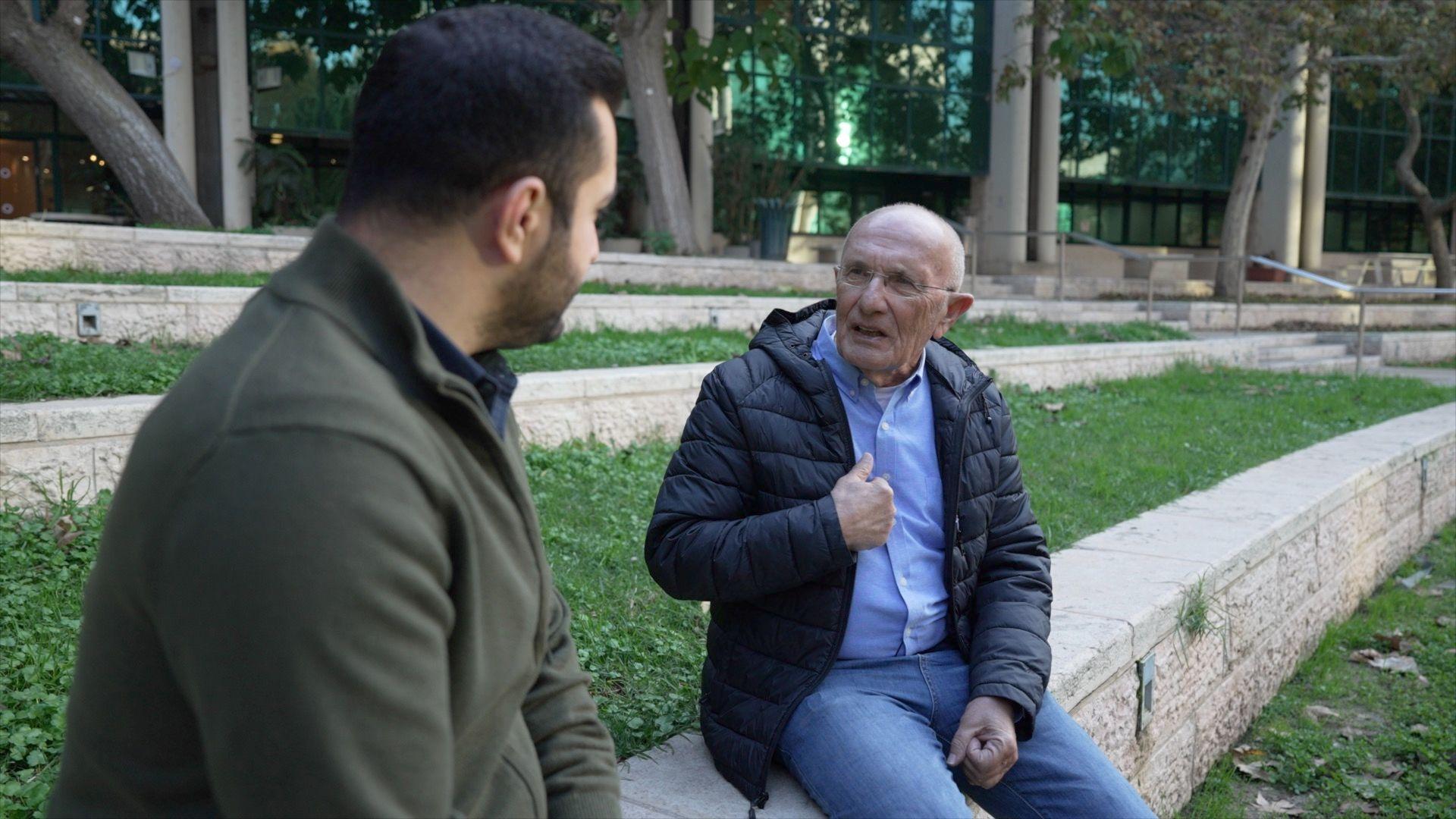 مراسل بي بي سي في القدس مهند توتنجي خلال مقابلة مع القائد السابق لوحدة الاستخبارات العسكرية الإسرائيلية