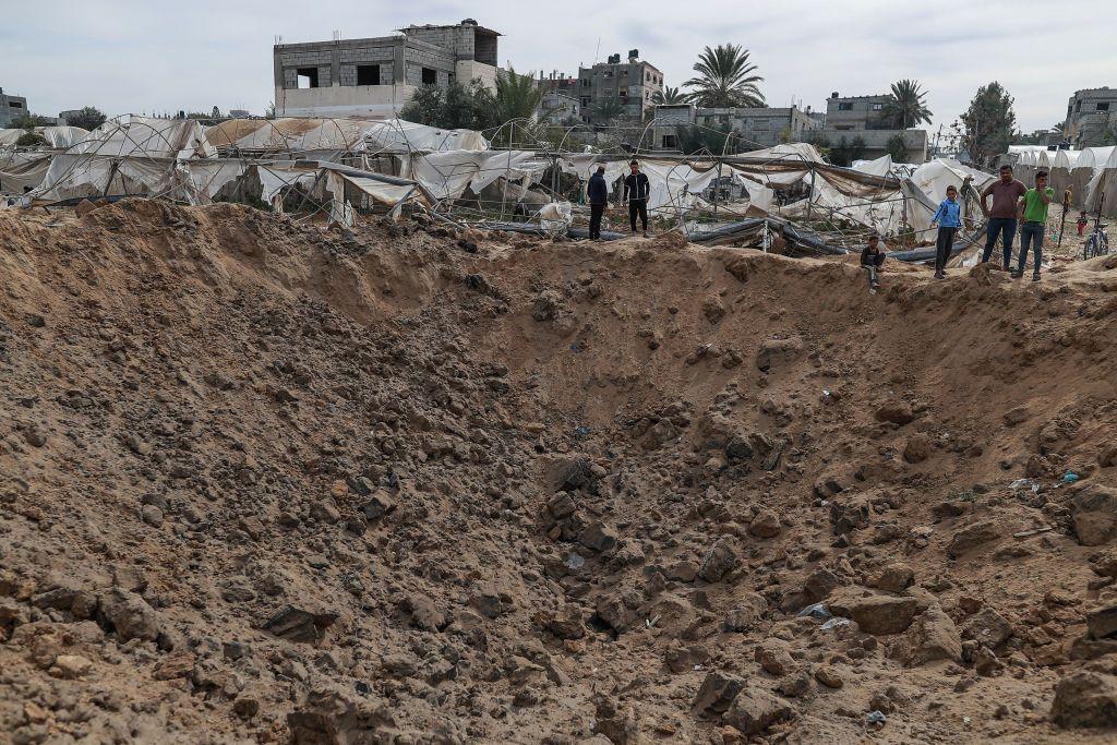 Los ataques dejaron grandes huecos en campos donde muchos palestinos levantaron las carpas donde viven actualmente en Rafah.