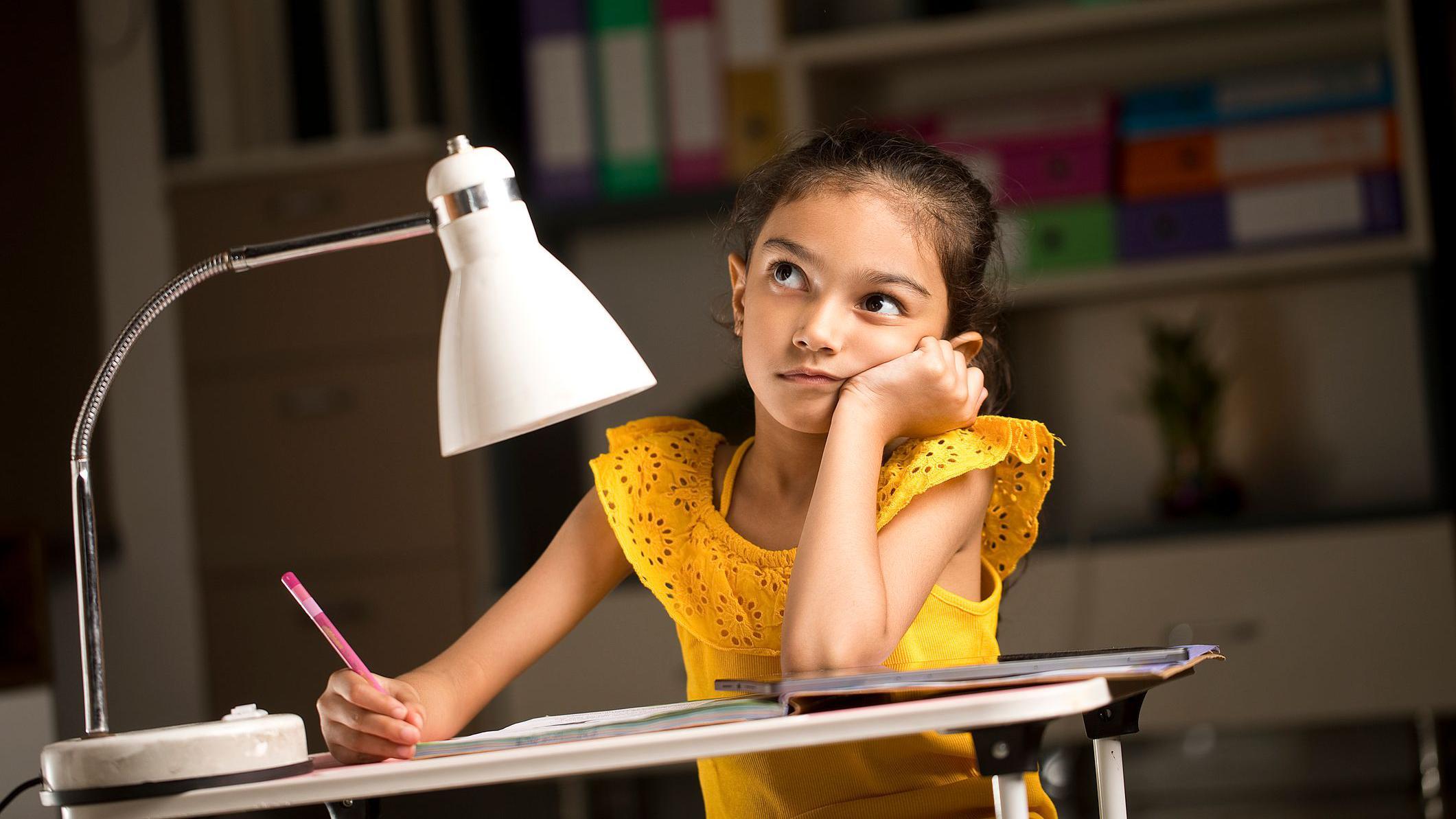 Niña estudiando 