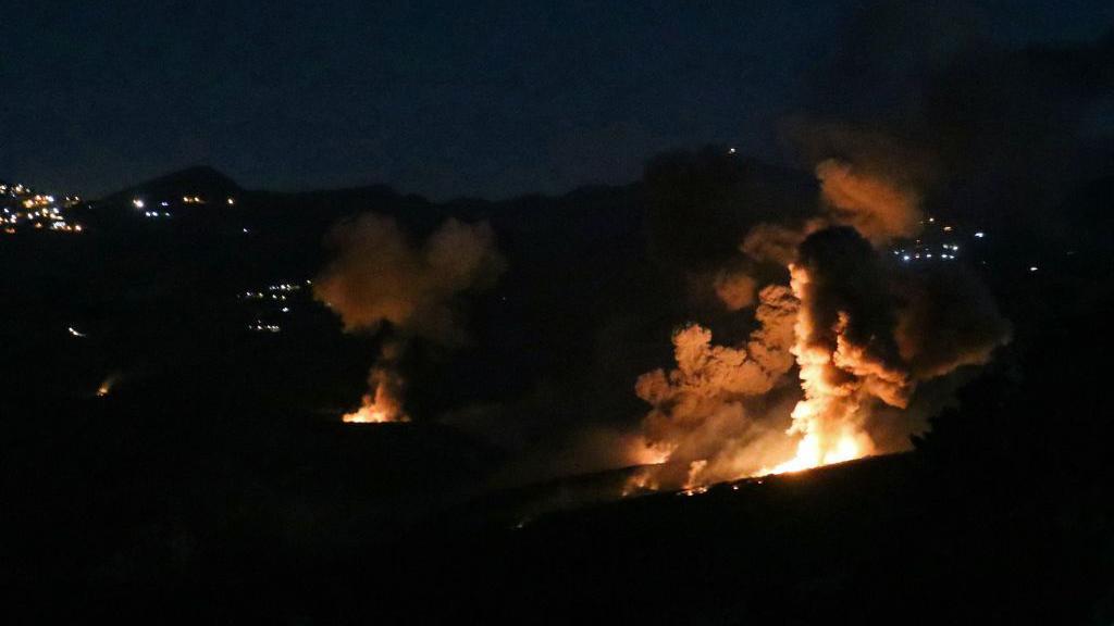 El humo y las llamas se elevan tras un ataque israelí en la aldea fronteriza de Mahmoudiyeh, en el sur de Líbano, el 19 de septiembre de 2024. 