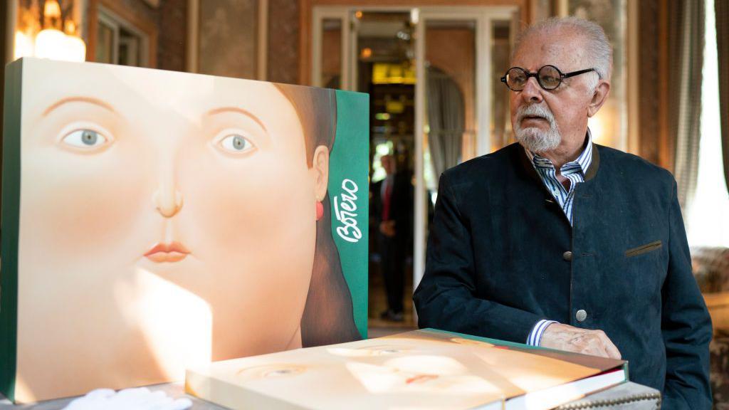 Fernando Botero junto a uno de sus cuadros