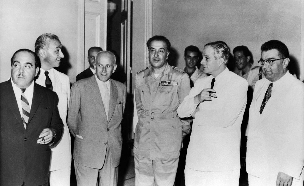 قائد الجيش فؤاد شهاب (في الوسط) بعد انتخابه رئيساً للبنان عام 1958