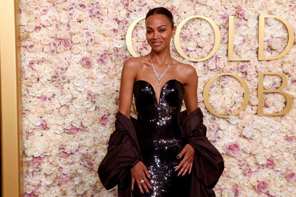 Zoe Saldaña en la alfombra roja de los Globos de Oro 2025, en el hotel Beverly Hilton de Los Ángeles, California, Estados Unidos, el 5 de enero de 2025.