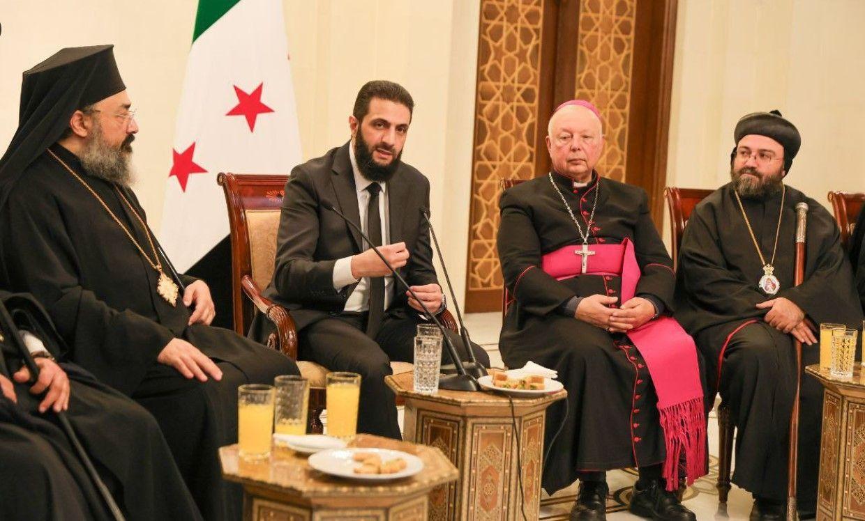 وزير دفاع جديد ومقاتلين أجانب في القوات المسلحة السورية، والشرع يلتقي ممثلين عن الكنائس المسيحية 11 قائد الإدارة السورية الجديدة أحمد الشرع يلتقي وفداً من الطائفة المسيحية في دمشق