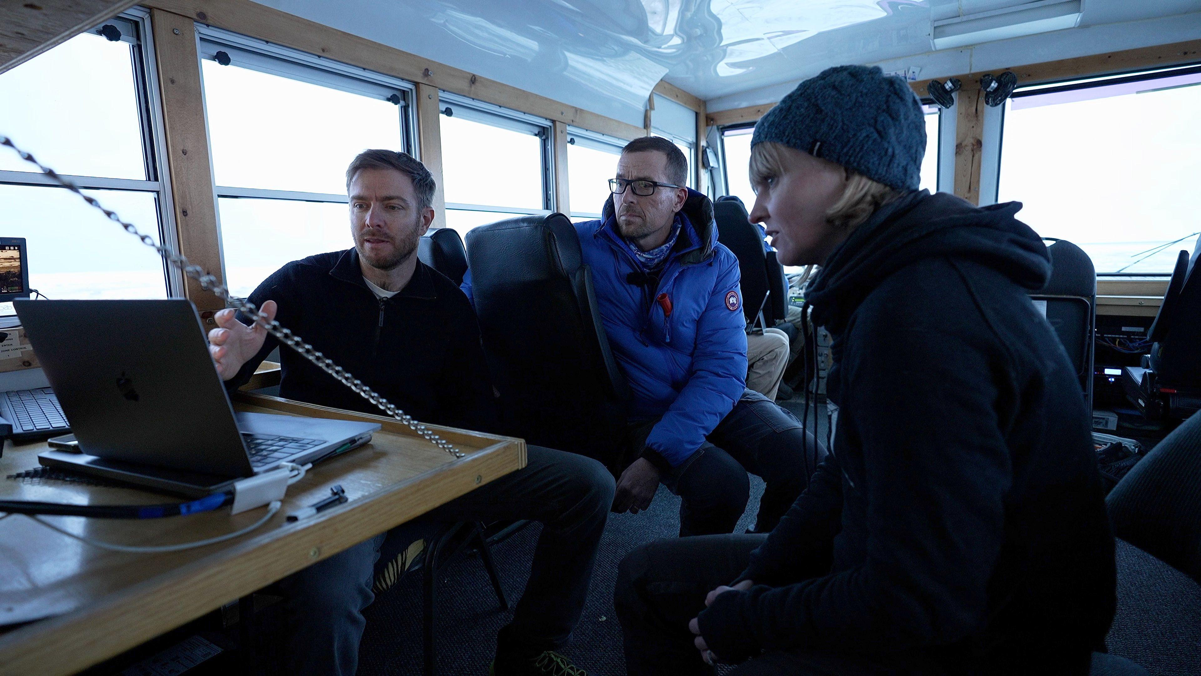 Os cientistas da Polar Bears International Flavio Lehner (à esquerda) e Geoff York com a correspondente científica da BBC Victoria Gill a bordo de um carrinho de tundra perto de Churchill, Manitoba 