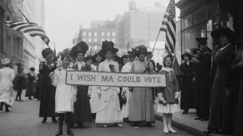 Mulheres protestando pelo direito de votar nos Estados Unidos em 1913