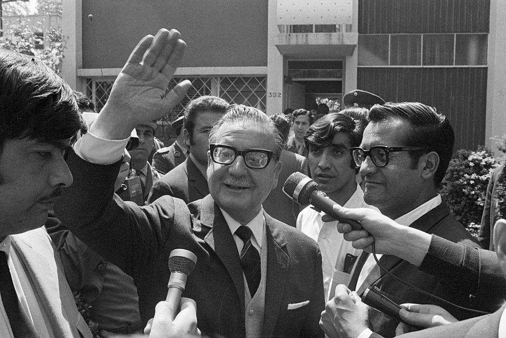 Salvador Allende saluda a sus simpatizantes desde el jardín delantero de su casa el 24 de octubre, después de enterarse de que el Congreso chileno lo había ratificado oficialmente como presidente. 