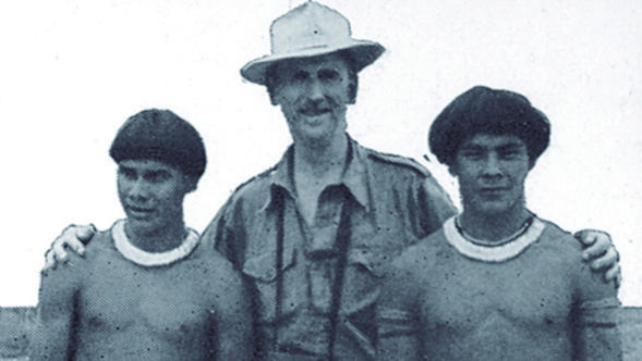 Brian Fawcett con dos indígenas de la tribu kalapalo.