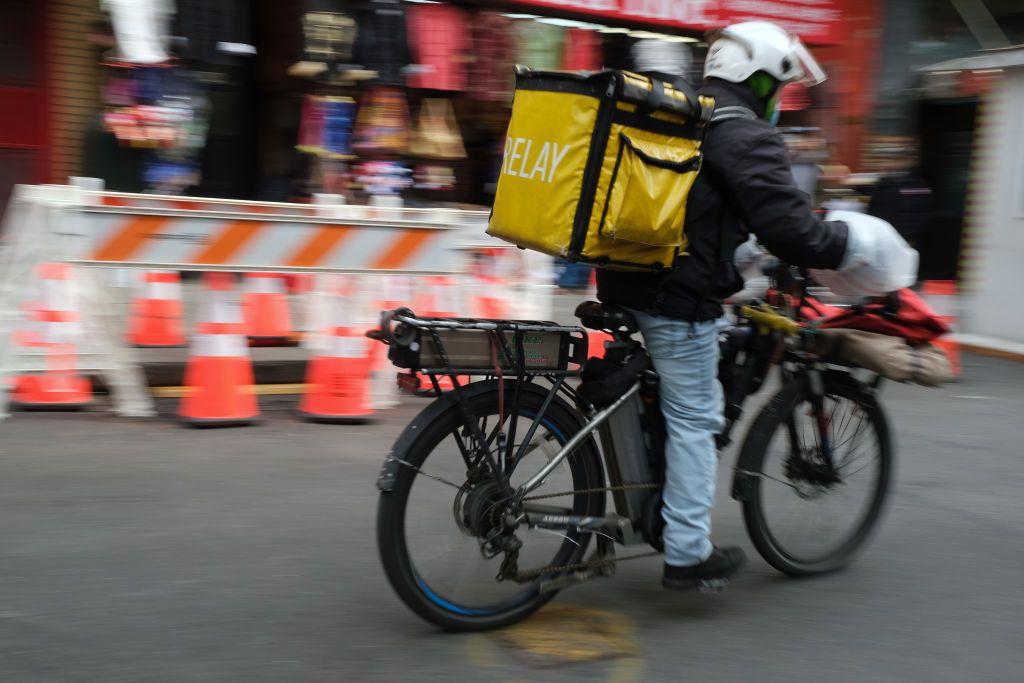 Un repartidor en una bicicleta eléctrica en Nueva York