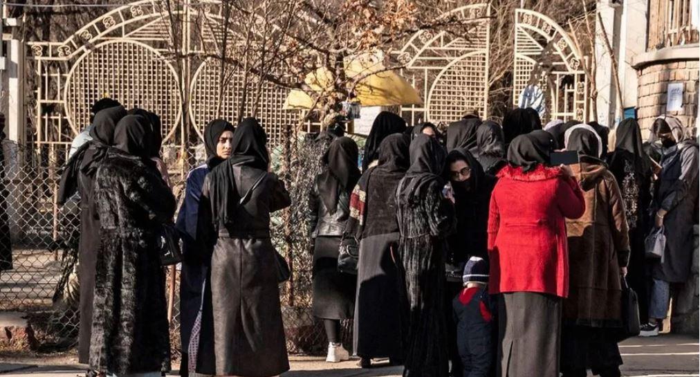 صورة من الأرشيف لنساء أفغانيات يتظاهرن ضد طالبان