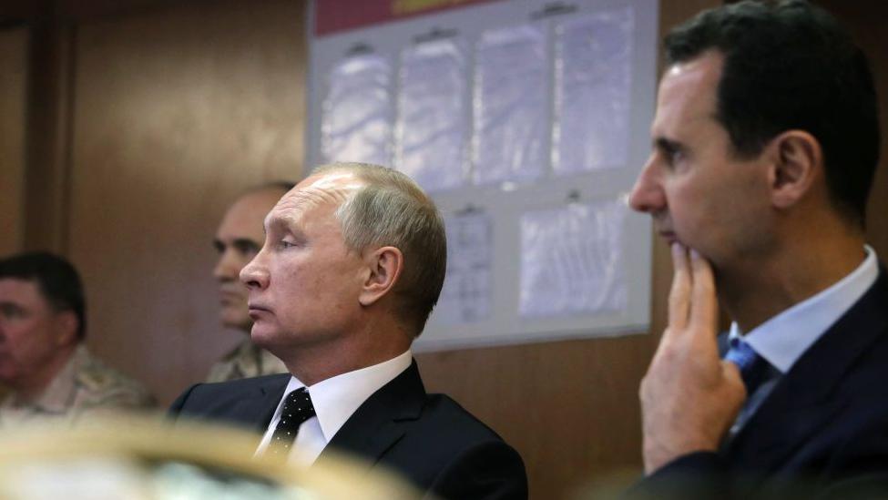 Putin y Assad en una reunión con militares rusos.