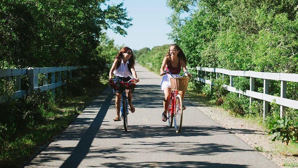 meninas andando de bicicleta