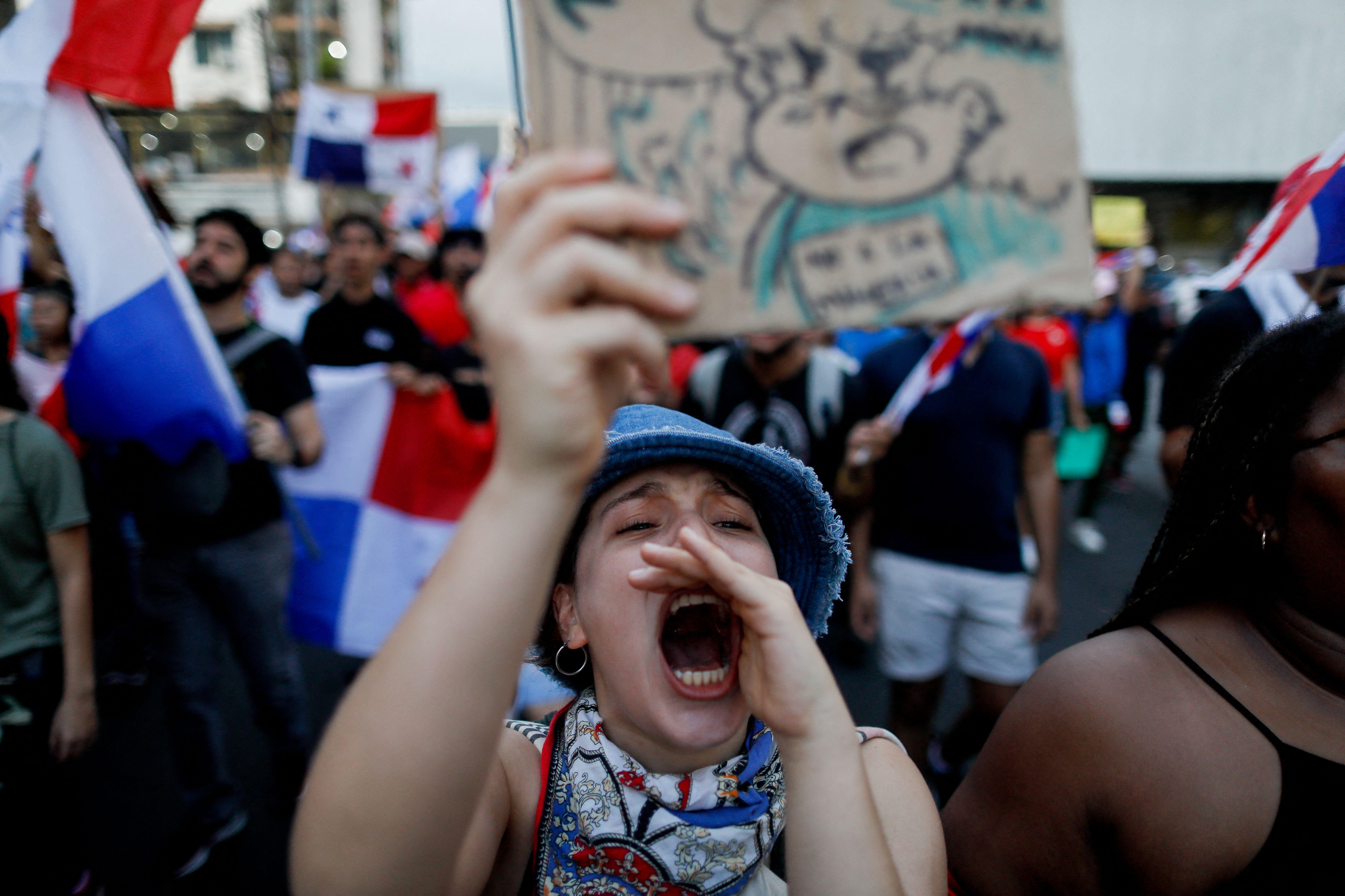 Manifestante grita durante protesta callejera en Panamá