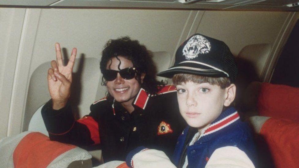 مايكل جاكسون وجيمس سيفيتشوك الذي كان يبلغ من العمر 10 سنوات عام 1988