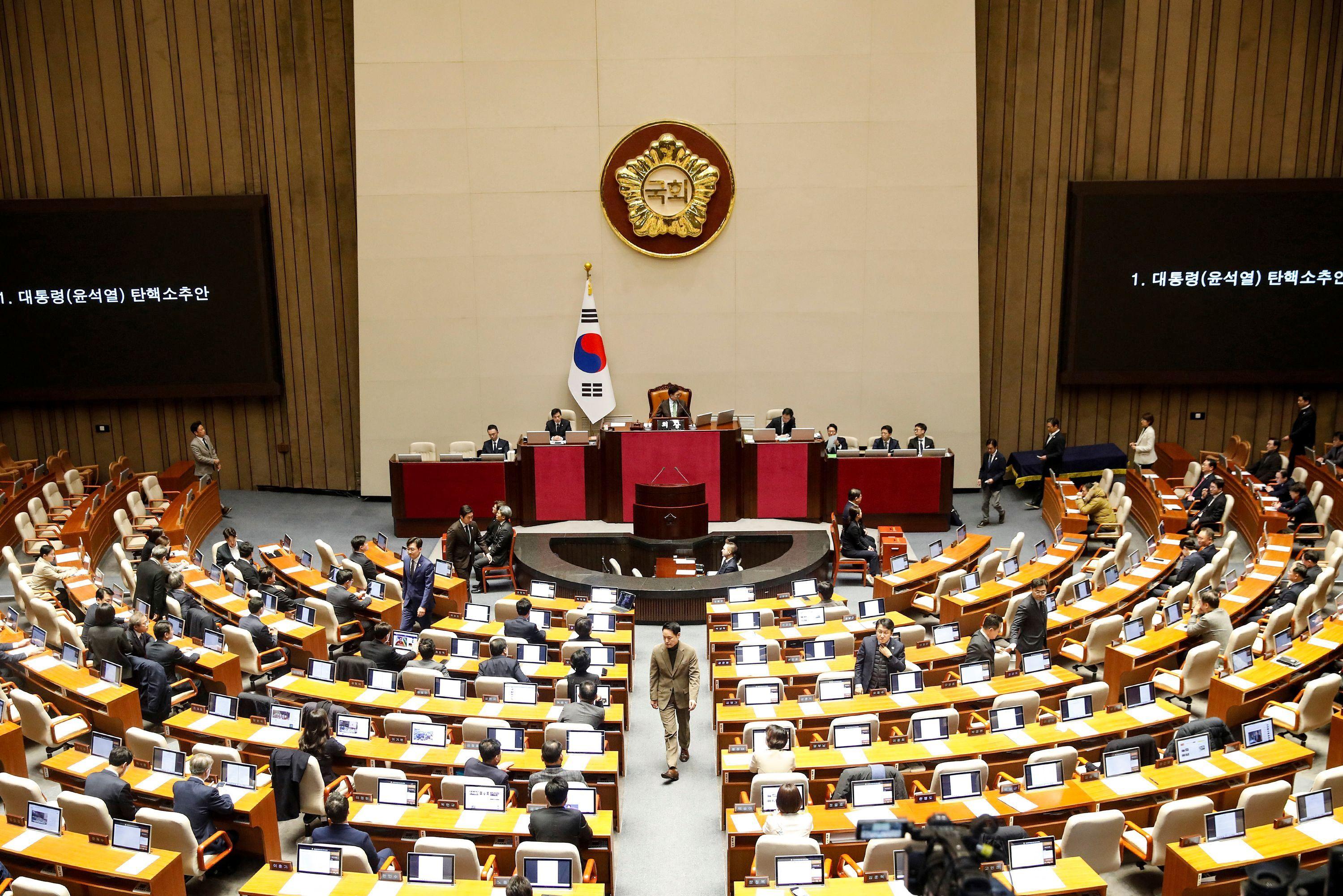 14일 국회 본회의장에서 윤석열 대통령 탄핵소추안에 대한 표결이 진행되는 모습