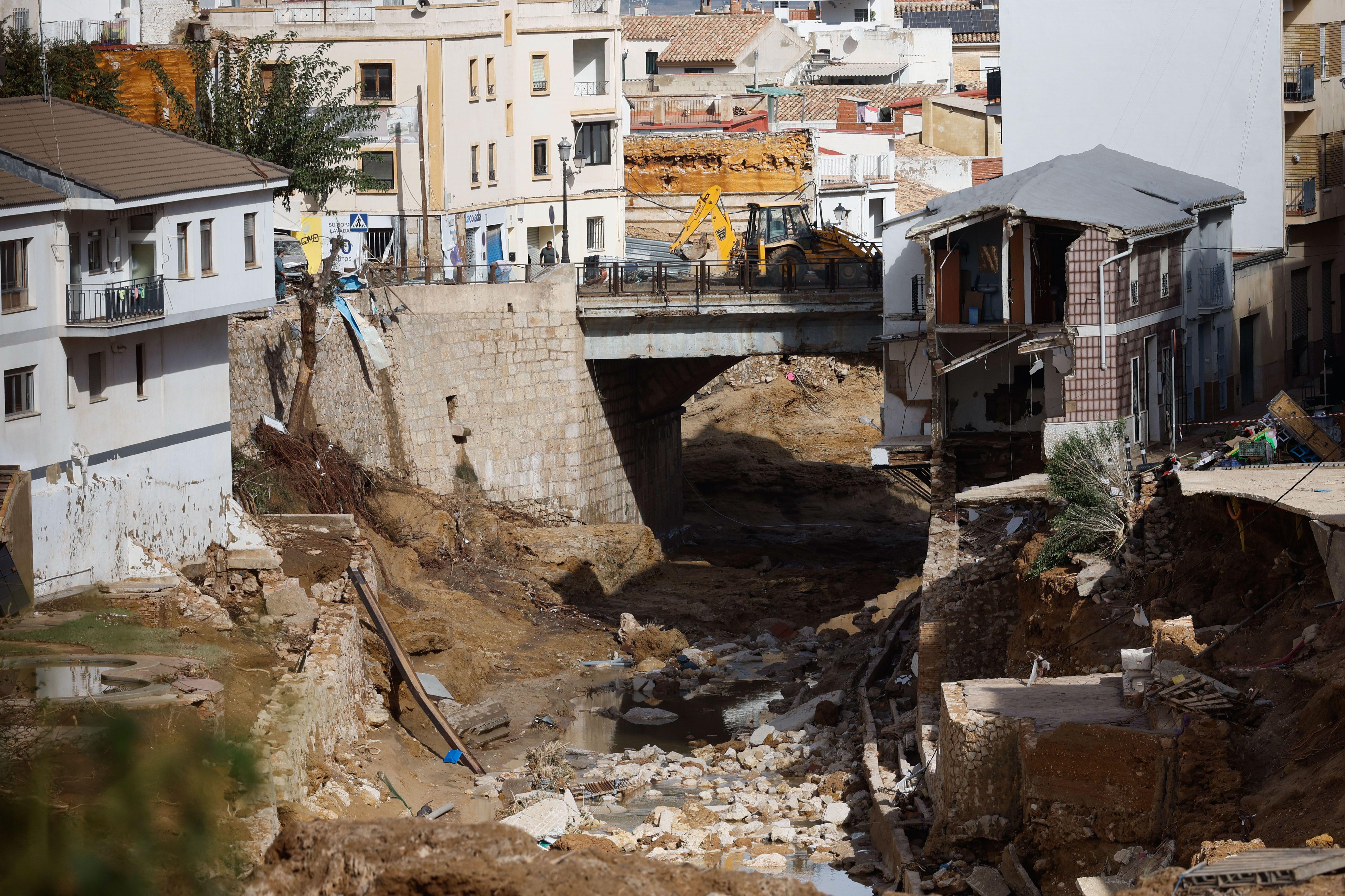 Cena destruída da cidade com casas desmoronadas 