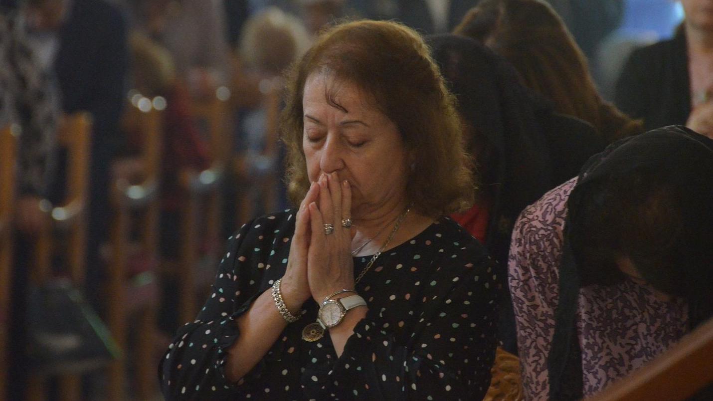 إحدى النساء داخل كنيسة في الأردن