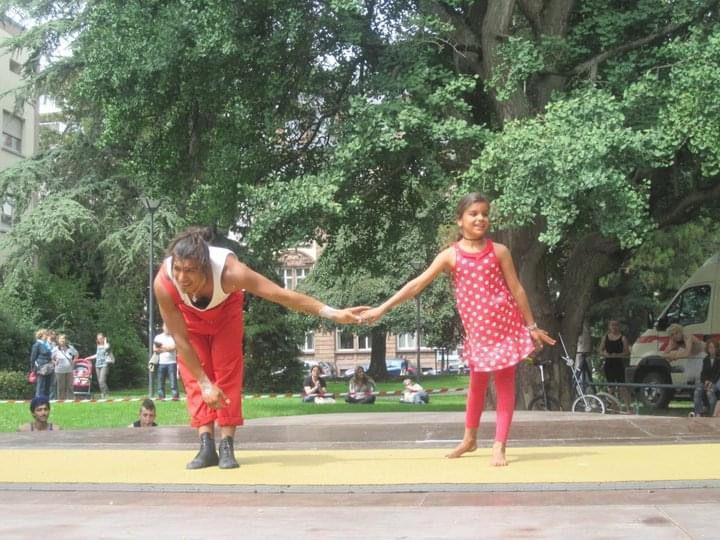 Julián Moreno con su hija en una presentación en un parque