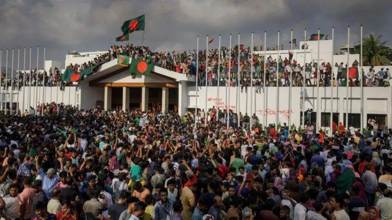 گذشتہ ماہ بنگلہ دیش میں شیخ حسینہ کے خلاف غصہ اس قدر بھڑک اٹھا کہ انھیں انڈیا میں پناہ لینی پڑی
