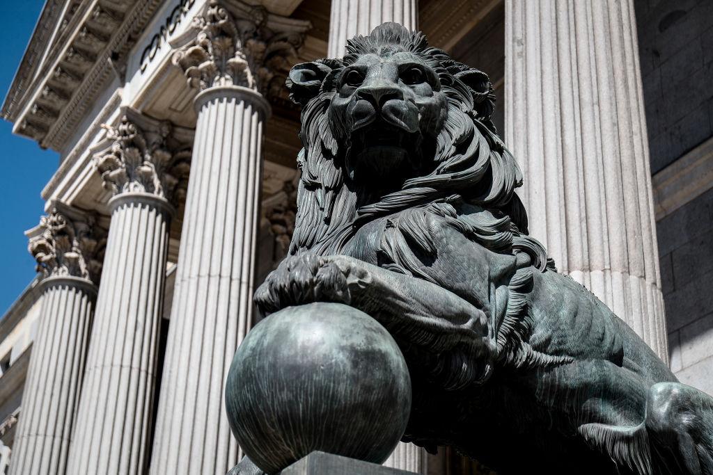 Uno de los leones a la entrada del Congreso de los Diputados de Madrid. 