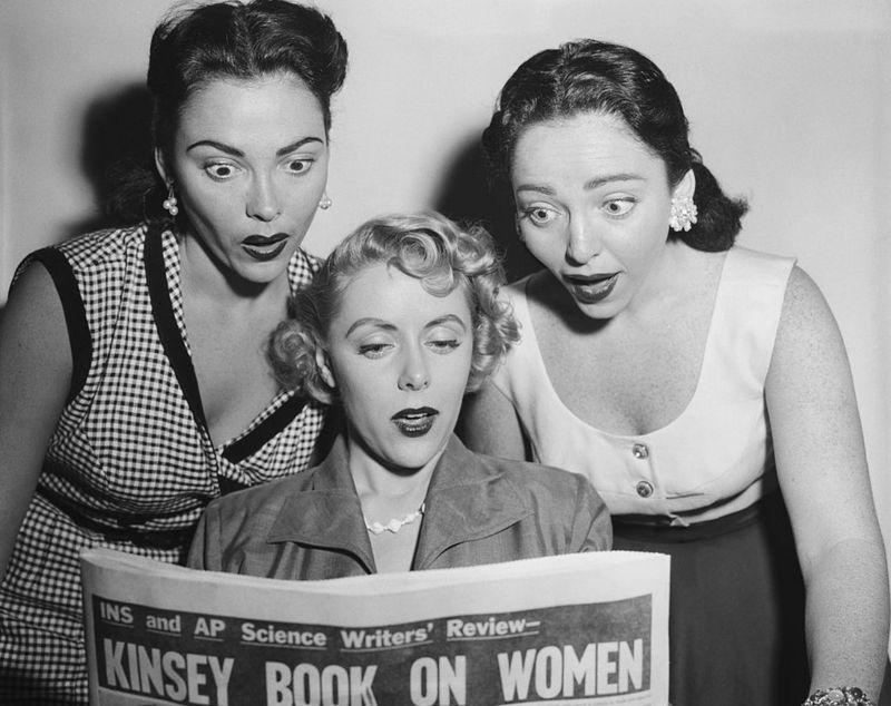 Três mulheres lendo jornal