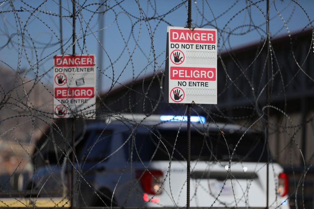 Señales de advertencia en el puente internacional Paso del Norte que une Ciudad Juárez, estado de Chihuahua, México, con El Paso, Texas, Estados Unidos, el 20 de enero de 2025.  (Foto de HERIKA MARTINEZ/AFP vía Getty Images)