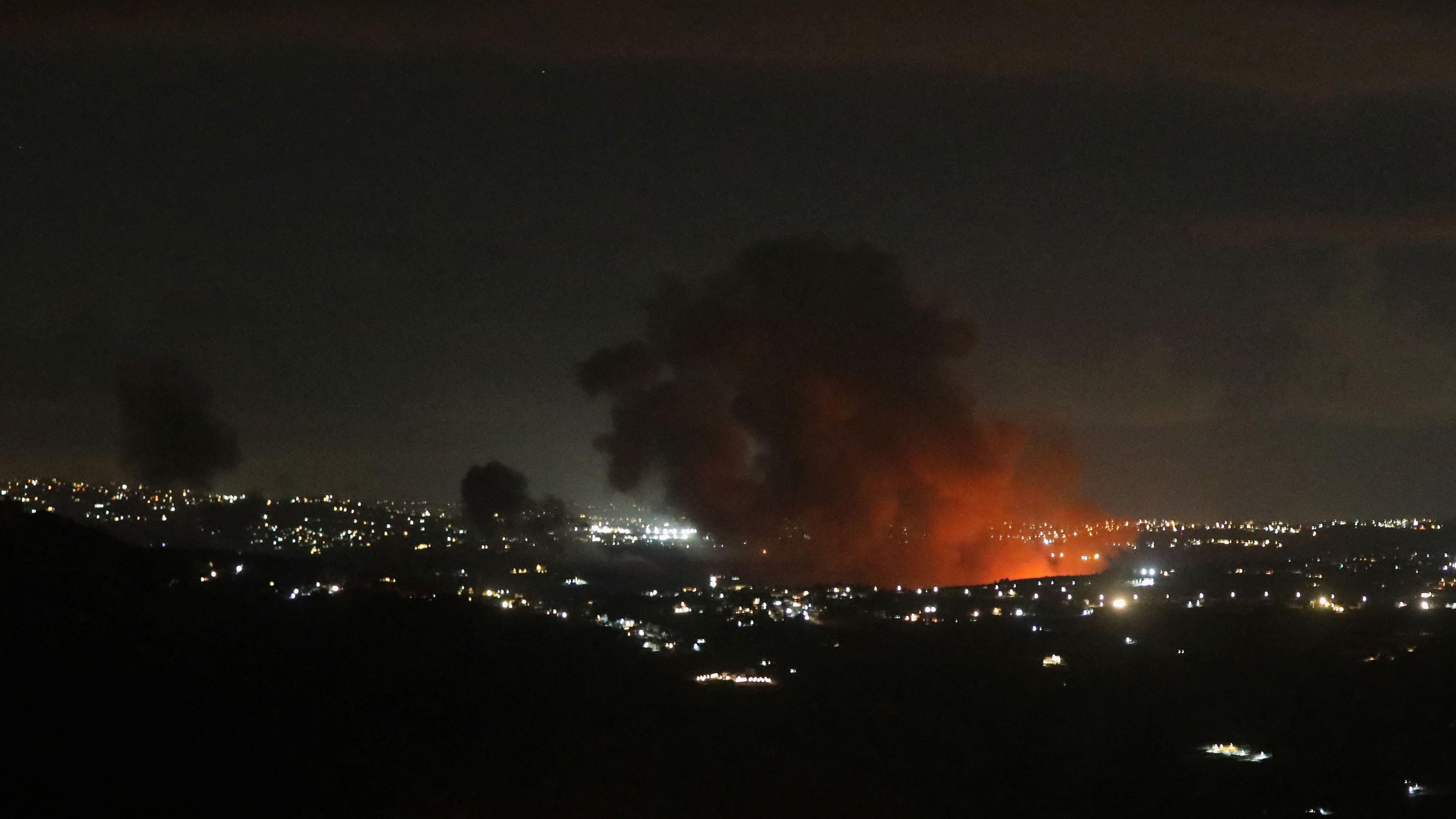 Columnas de humo emergen en la noche en poblaciones del sur del Líbano. 