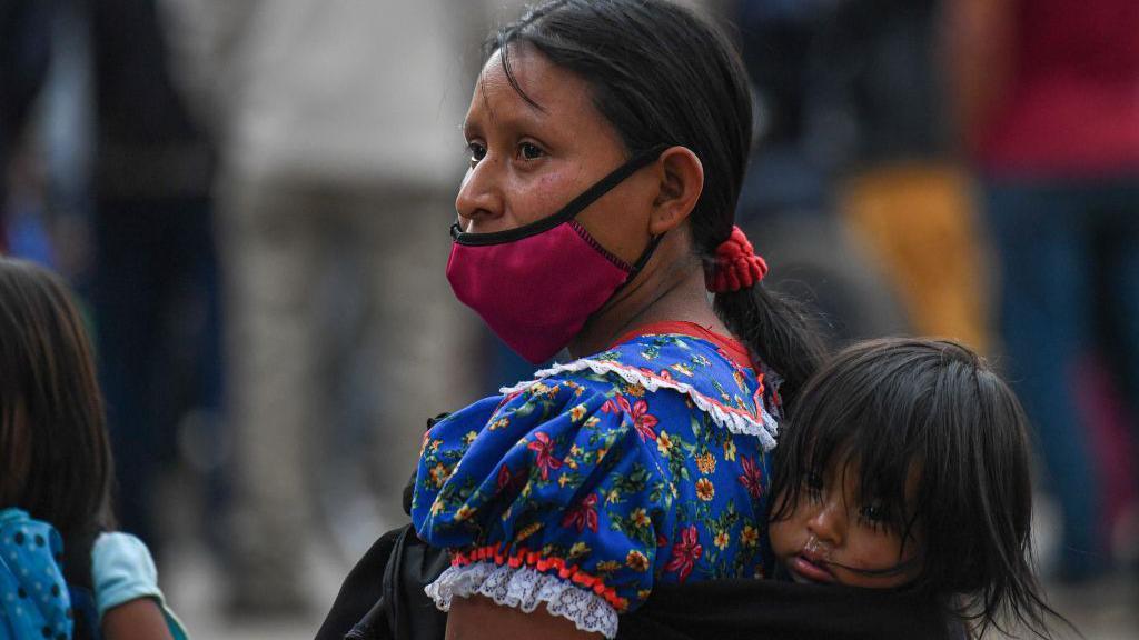 Mujer embera con su bebé en el temporal abandono que se produjo en el Parque en 2022. 