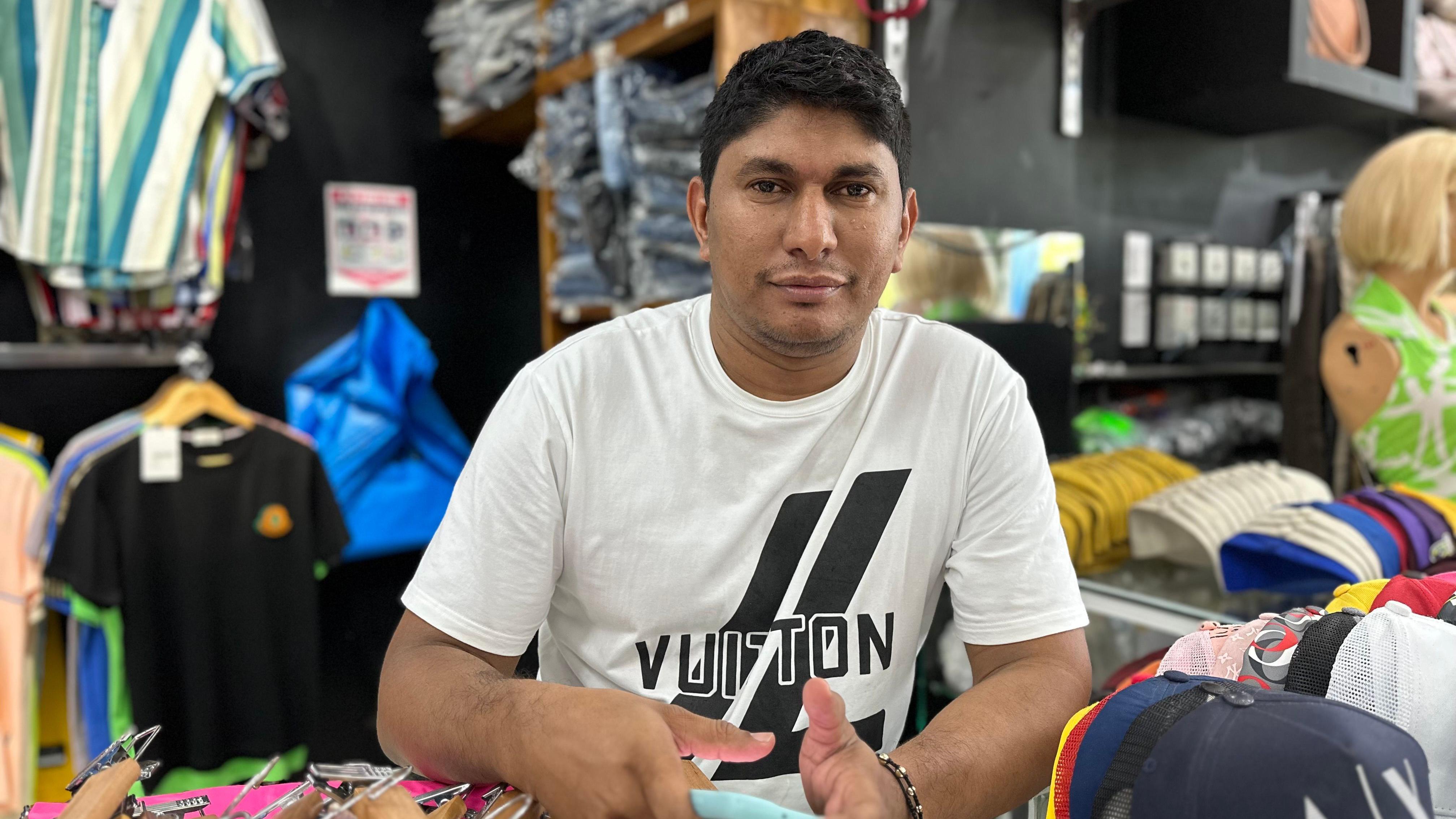 Fredy Ruiz, propietario de una tienda de ropa y artículos para el migrante. 