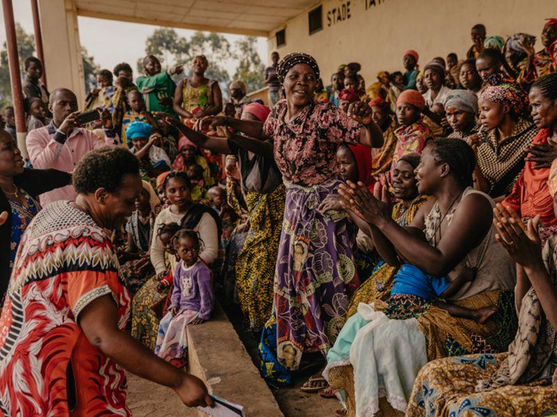 Mulheres que participam de um movimento pela paz se reúnem na República Democrática do Congo