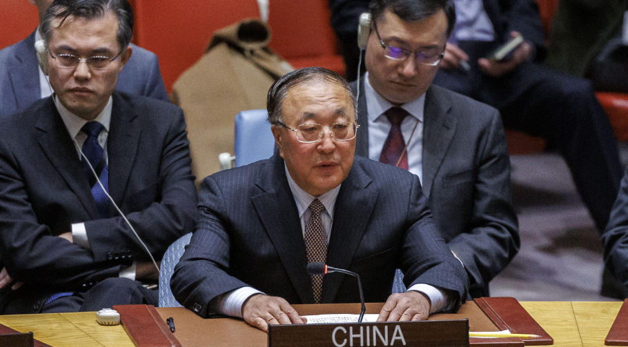 سفير الصين لدى الأمم المتحدة تشانغ جون يخاطب مجلس الأمن في 25 مارس/آذار 2024.