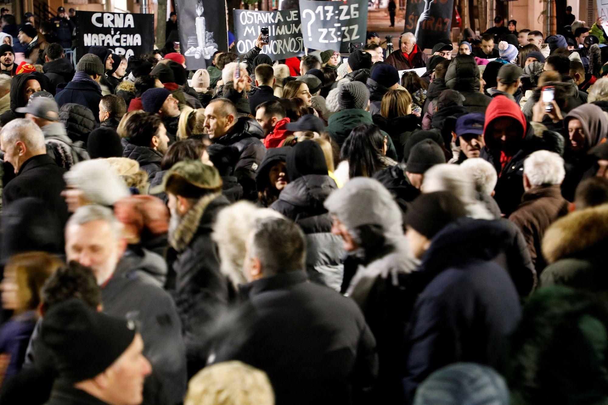 Mnogo ljudi na protestu u Podgorici