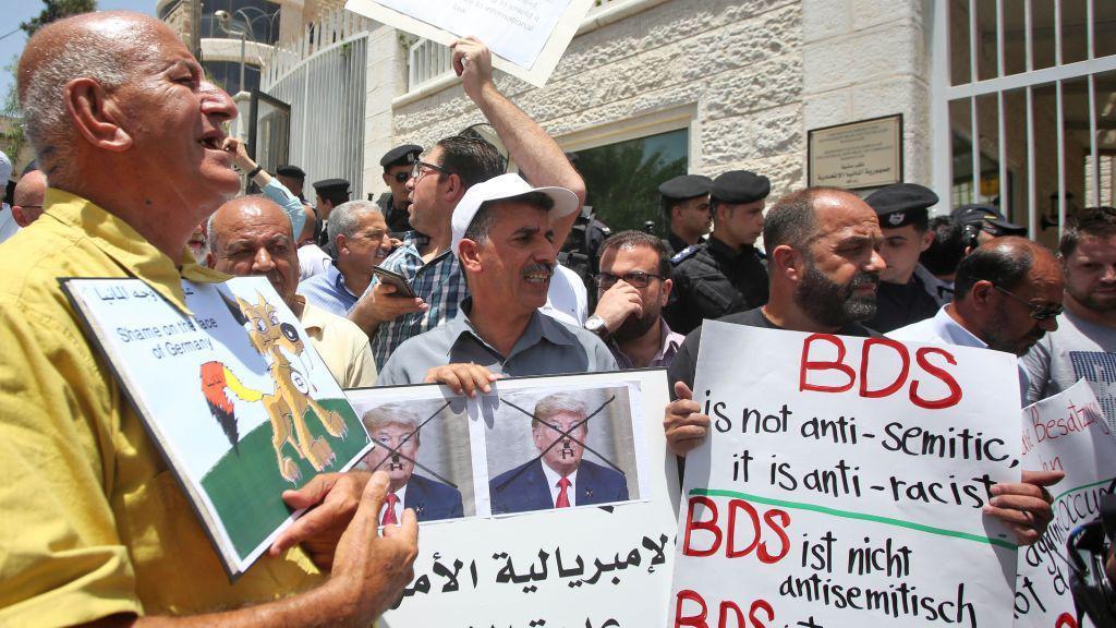 Para pengunjuk rasa melakukan demonstrasi di luar Kantor Perwakilan Jerman di Ramallah di Tepi Barat Palestina pada 22 Mei 2019, menyusul kecaman parlemen Jerman terhadap Boikot, Divestasi, Sanksi (BDS).