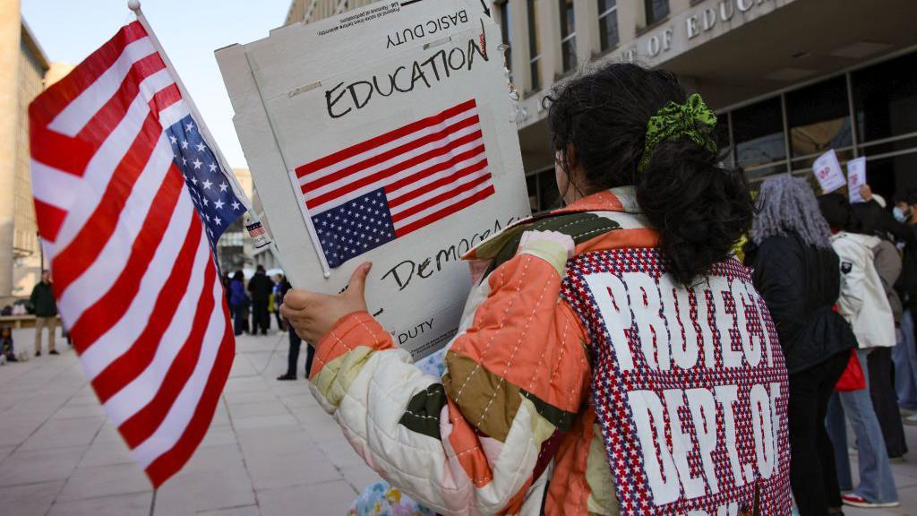 Manifestantes se congregaron frente a las oficinas del Departamento de Educación de EE. UU. en Washington, D.C., el 13 de marzo de 2025, para protestar contra los despidos masivos y los recortes.