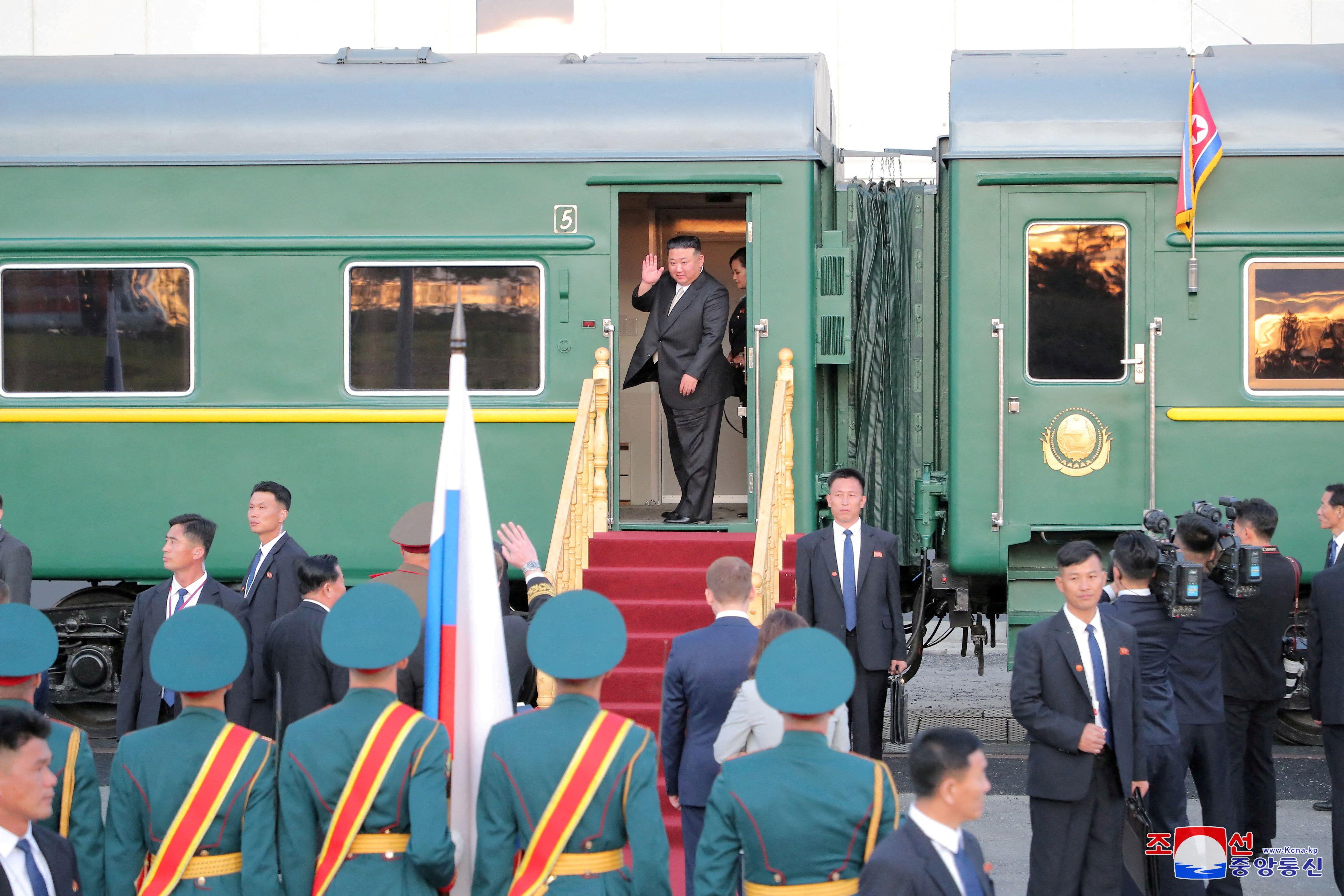 Kim Jong-un saluda desde su tren.
