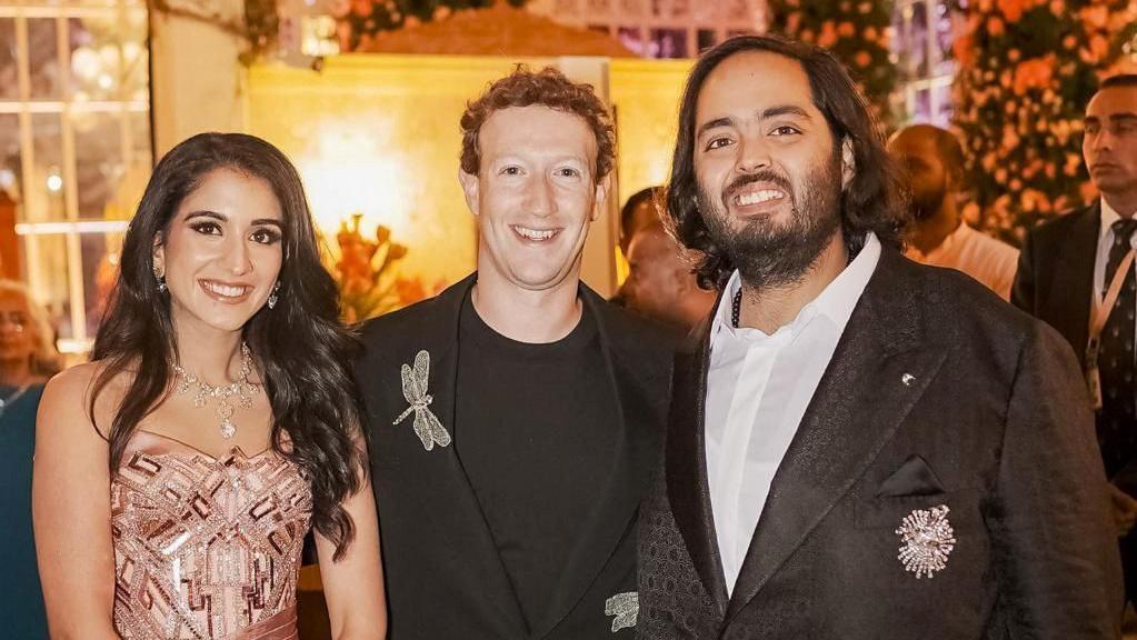 El CEO de Meta, Mark Zuckerberg, posa junto a Anant Ambani, hijo de Mukesh Ambani, presidente de Reliance Industries, y Radhika Merchant, hija de Viren Merchant, durante sus celebraciones prenupciales en Jamnagar, Gujarat, India, 2 de marzo, 2024