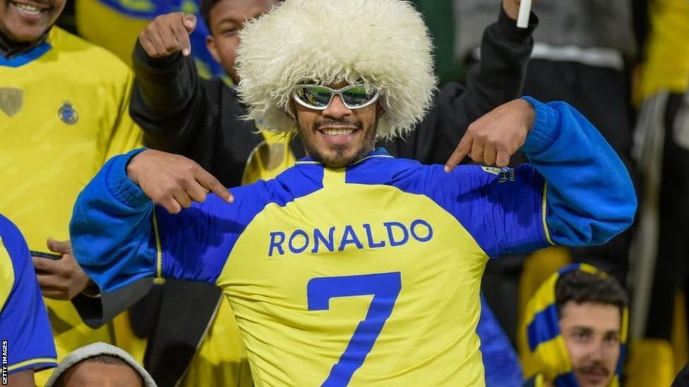 مشجع النصر يظهر بقميص يحمل اسم رونالدو
