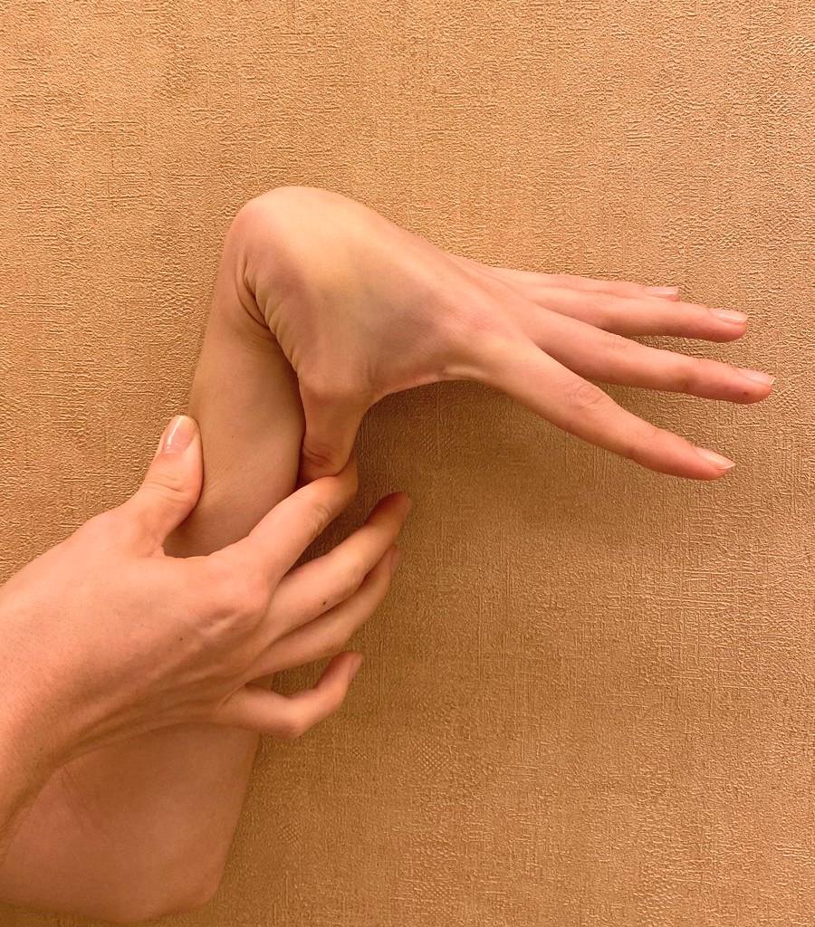 Demonstrando hipermobilidade nos dedos das mãos