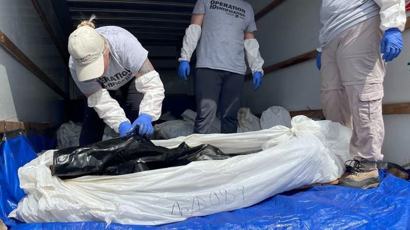 Uno de los cadáveres de migrantes muertos que el equipo de Operation Identification trajo de la Oficina del Médico Forense del condado de Webb a Freeman Ranch en San Marcos, Texas, el 24 de abril de 2024.