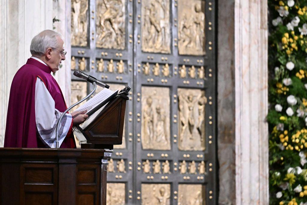 Un cardenal junto a la puerta santa