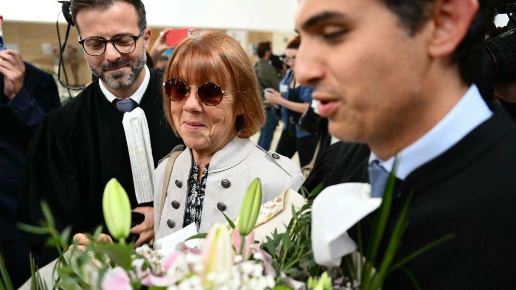 Gisèle Pelicot sonríe y sostiene un ramo de rosas rojas al salir del tribunal de Avignon.