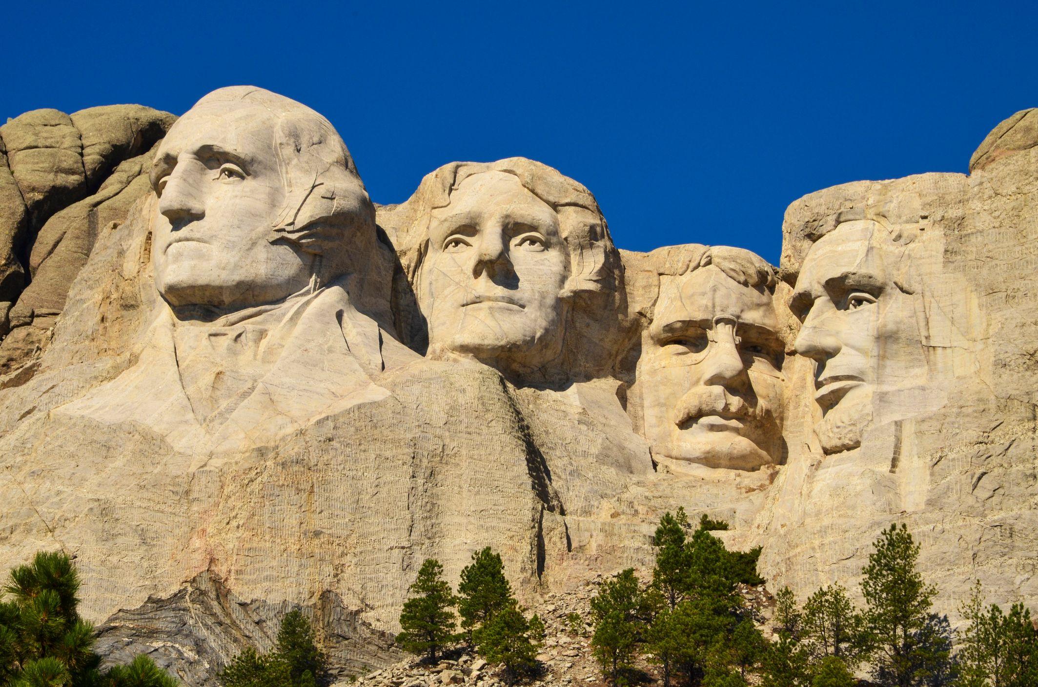 Esculturas de quatro presidentes em pedra