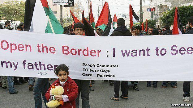 متظاهرون ضد الحصار المفروض على قطاع غزة