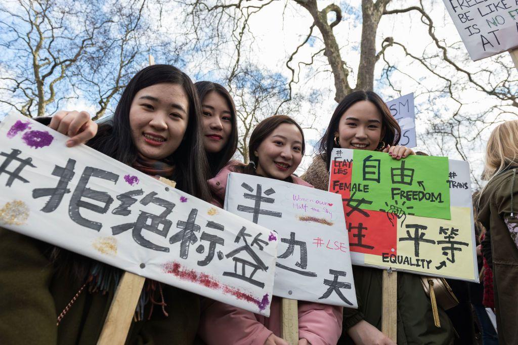 2018年3月8日，在倫敦羅素廣場，來自中國的女性參加示威，抗議婦女在工作場所遭受的騷擾、剝削和歧視。