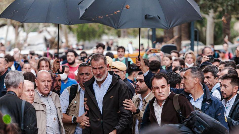 El rey Felipe VI por las calles de una de las localidades afectadas.