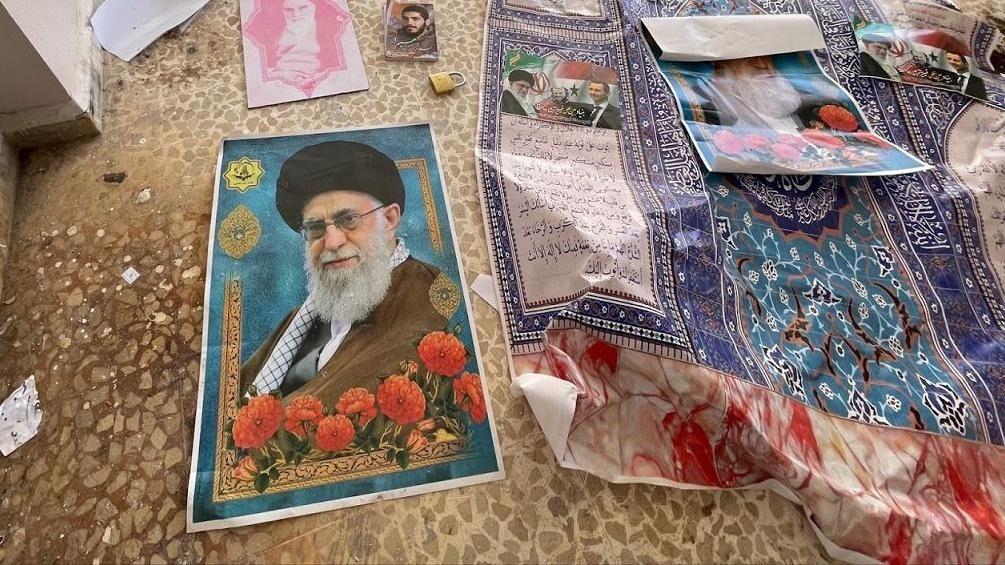 ملصقات متناثرة في كل مكان على الأرض
