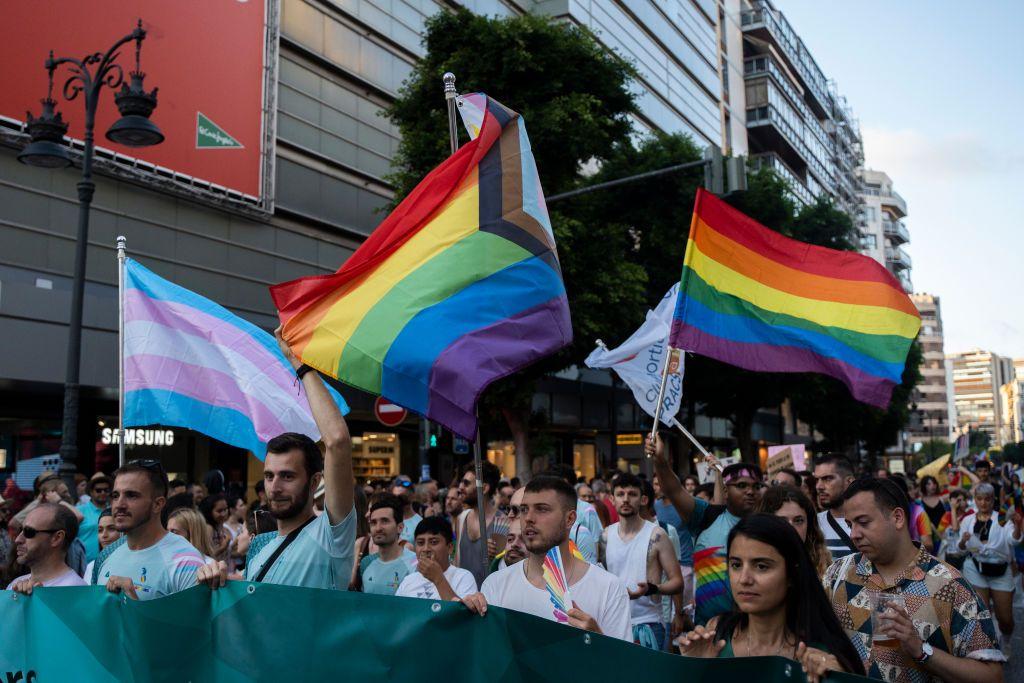 personas manifestándose a favor de los derechos LGTB