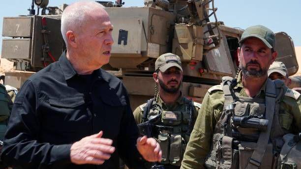 وزير الدفاع الإسرائيلي يوآف غالانت يزور القوات الإسرائيلية المنتشرة بالقرب من رفح