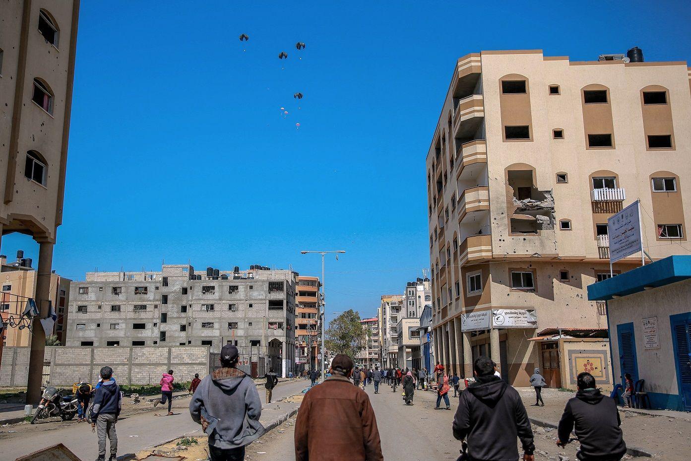 Pacotes de ajuda são lançados por via aérea sobre o norte da Faixa de Gaza em 8 de março de 2024, em meio ao conflito em curso entre Israel e o movimento Hamas.