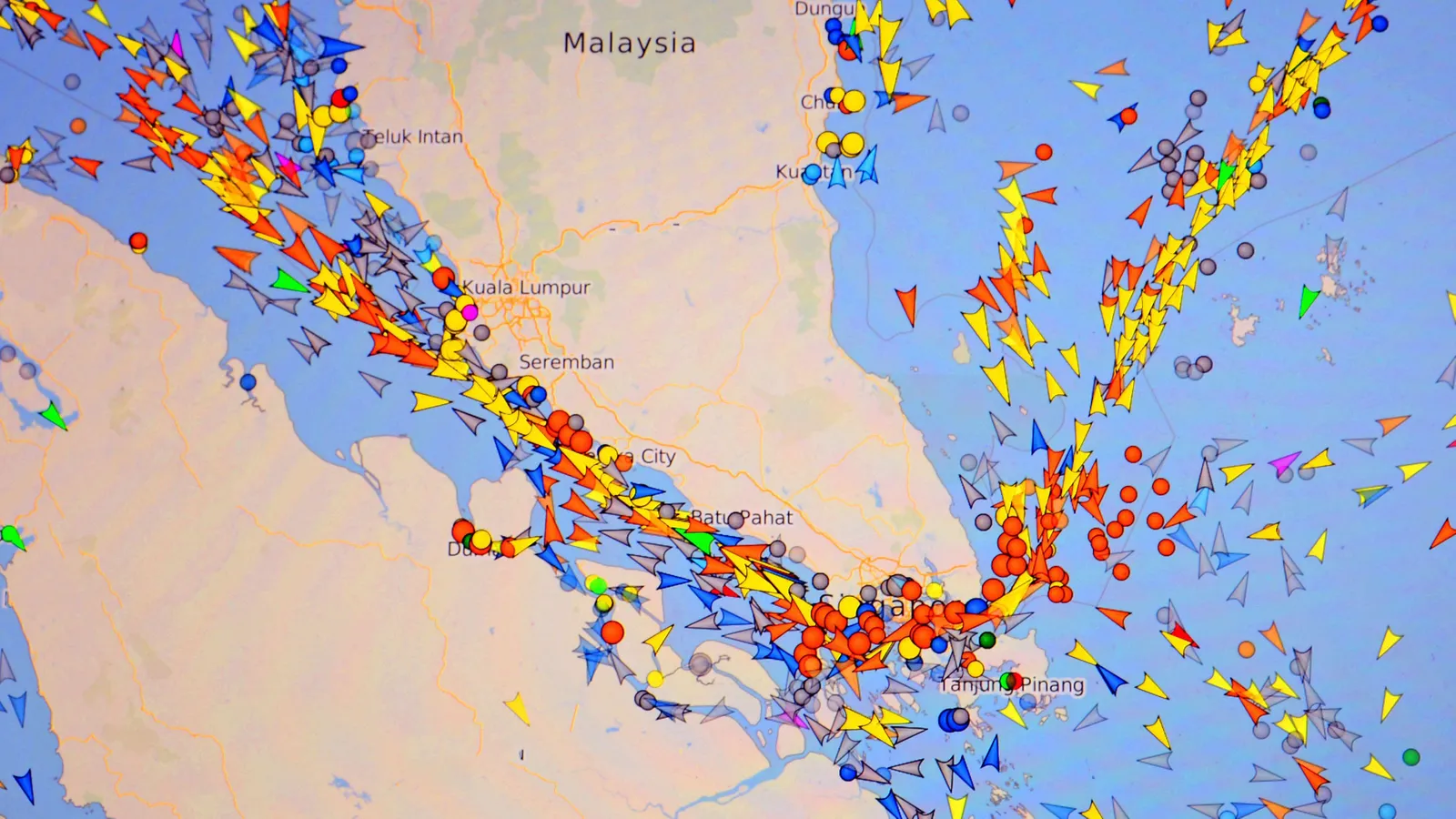 Tecnologia de rastreamento revela volume de tráfego de navios no estreito de Malaca